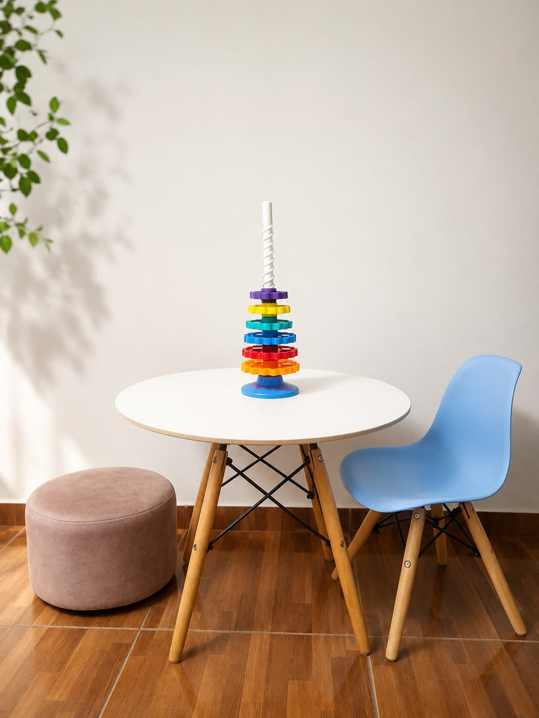Mesa infantil com brinquedos pedagógicos