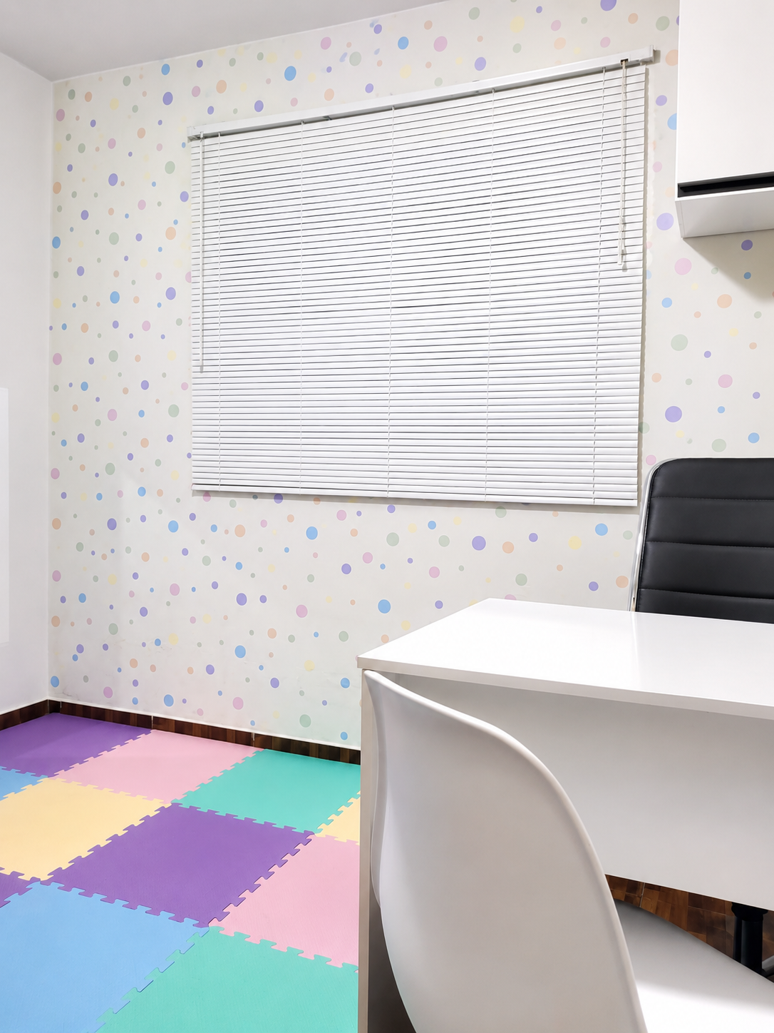 Sala lúdica com tapete colorido