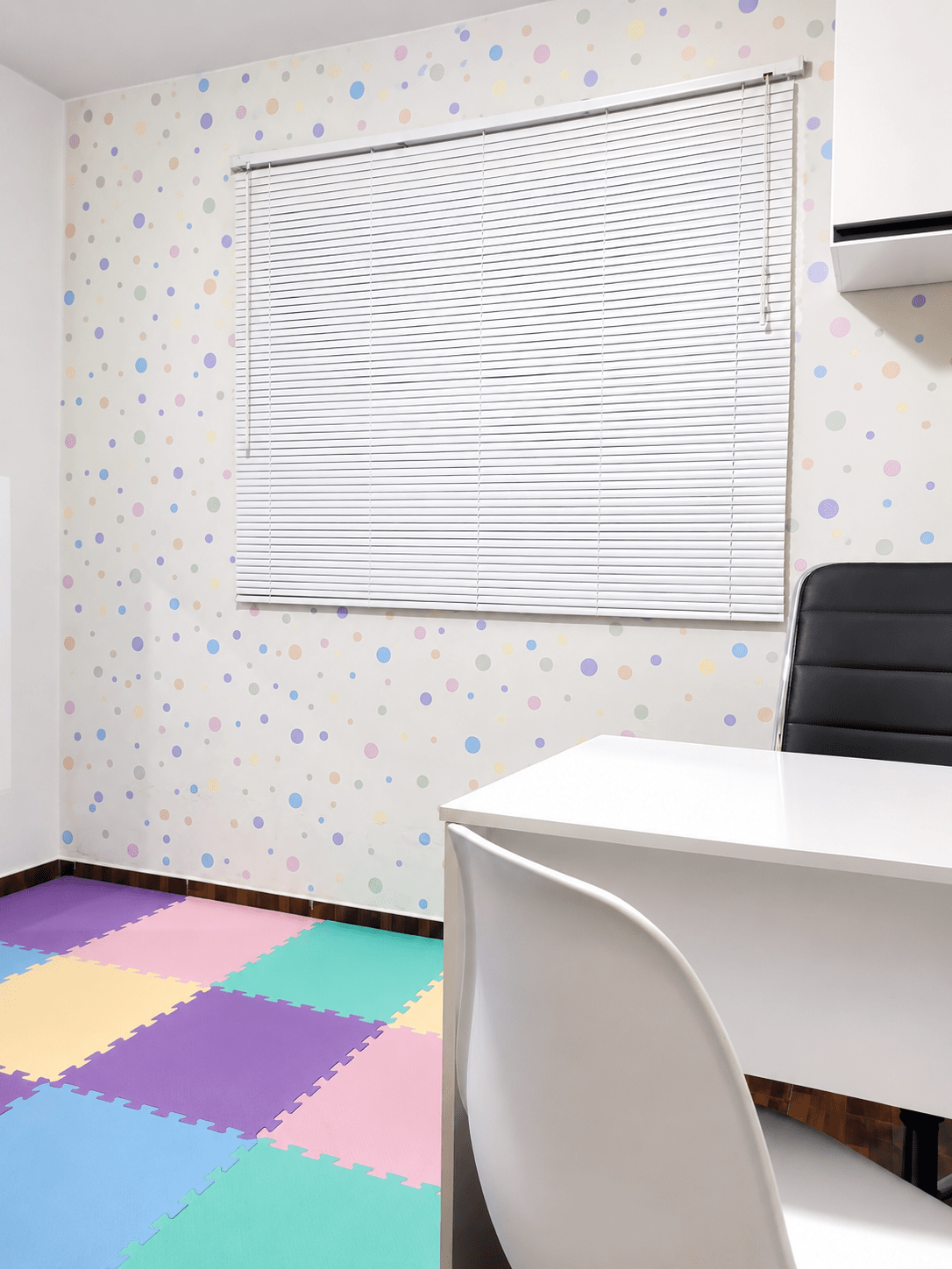 Sala lúdica com tapete colorido